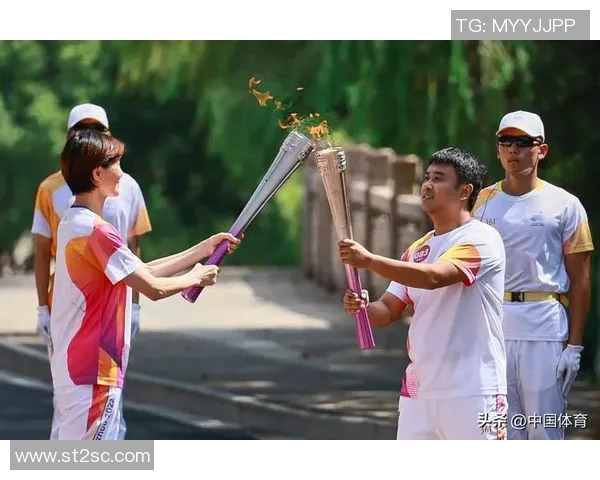 亚运会火炬接力盛大开启中国运动员担任首棒火炬手点燃全民热情
